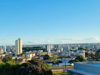 Vendo ótima casa duplex de 4 quartos, sendo 3 suítes, garagem para 5 carros, Vitória da Conquist - Foto 2