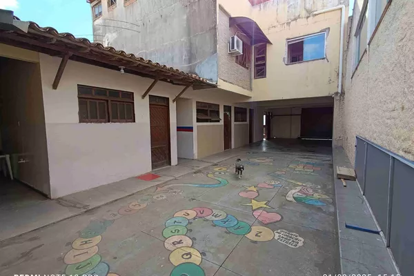 Conjunto comercial para locação com 6 salas, 3 banheiros, pátio grande no Alto Maron, Vitória da - Foto 1