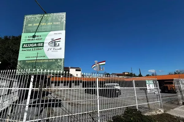 Loja comercial de esquina com 1210m² para alugar no Novo Mundo - Foto 6