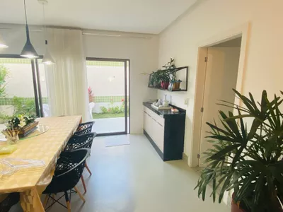 Linda Casa de 4 quartos sendo 3 suítes mais dependência completa e 4 vagas de garagem no Alphavill - Foto 11