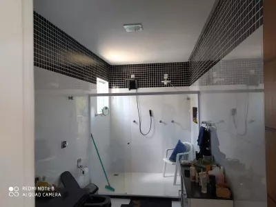 Casa Alto Padrão com 05 suítes, poço artesiano e energia solar em ótima localização no Bairro - Foto 22