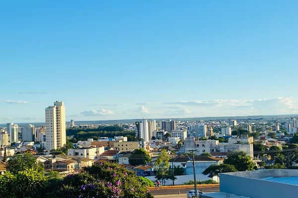 Vendo ótima casa duplex de 4 quartos, sendo 3 suítes, garagem para 5 carros, Vitória da Conquist - Foto 2