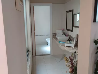 Casa Alto Padrão com 05 suítes, poço artesiano e energia solar em ótima localização no Bairro - Foto 24