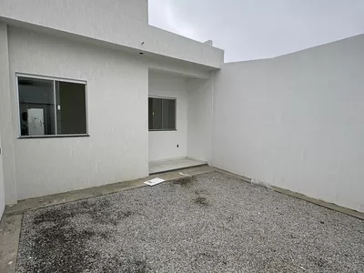 Casa de 2 quartos sendo 1 suíte com garagem para dois carros e quintal - Foto 2
