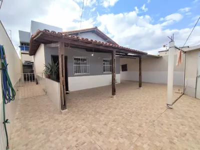 Casa Duplex (solta) com 5/4 sendo 1 suíte, com garagem para 4 carros no Bairro Felícia na região - Foto 4