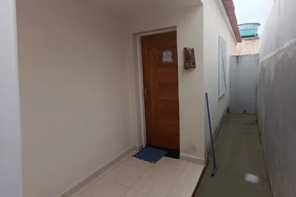 Casa com Sala, 2 quartos, copa, banheiro social, cozinha, área de serviços + edícula com quarto e - Foto 3
