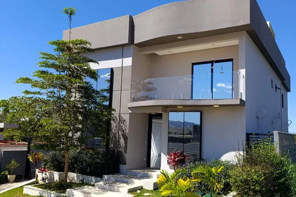 Casa de 2 pavimentos com 4 quartos sendo 3 suítes + dependência + espaço gourmet em condomínio f - Foto 1