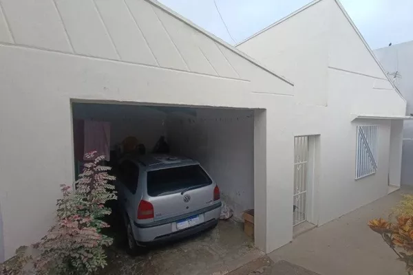 Casa com Sala, 2 quartos, copa, banheiro social, cozinha, área de serviços + edícula com quarto e - Foto 2