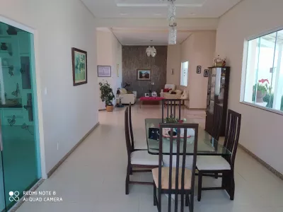 Casa Alto Padrão com 05 suítes, poço artesiano e energia solar em ótima localização no Bairro - Foto 13