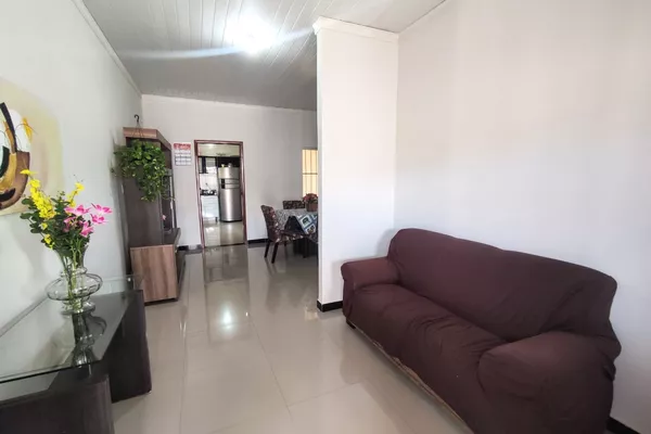 Casa Duplex (solta) com 5/4 sendo 1 suíte, com garagem para 4 carros no Bairro Felícia na região - Foto 6