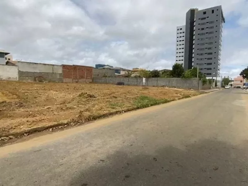 Atenção investidores! Terreno Plano em rua Asfaltada à Venda, em Bairro Candeias, próximo a Av. - Foto Principal