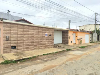 Casa Duplex (solta) com 5/4 sendo 1 suíte, com garagem para 4 carros no Bairro Felícia na região - Foto 3