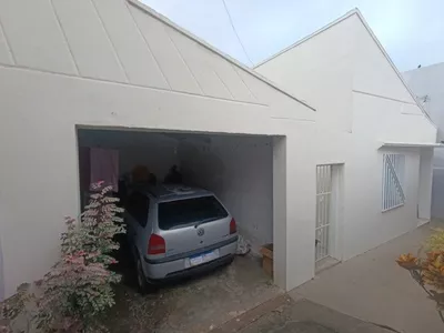 Casa com Sala, 2 quartos, copa, banheiro social, cozinha, área de serviços + edícula com quarto e - Foto 2