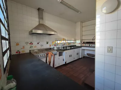 Casa para locação com 1.212 m², contendo quatro quartos, três salas, quatro banheiros e quatro vagas de garagem - Foto 6