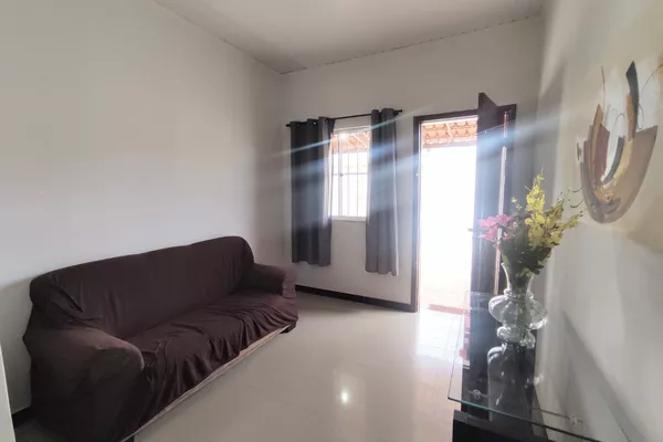 Casa Duplex (solta) com 5/4 sendo 1 suíte, com garagem para 4 carros no Bairro Felícia na região - Foto 5