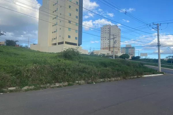 Terreno de Esquina no Bairro Candeias, Av. Luiz Eduardo, próximo a Fainor, Vitória da Conquista - - Foto 1
