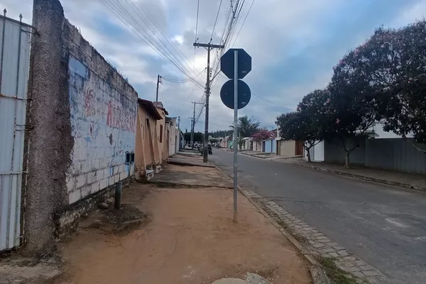 Terreno na Av. Pará esquina, parte de cima, esquina com a Av. Paramirim. 3 terrenos urbanos com 300 - Foto 2