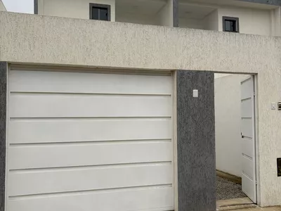Casa duplex de 3 quartos sendo 2 suítes, garagem 2 carros + quintal - Foto 2