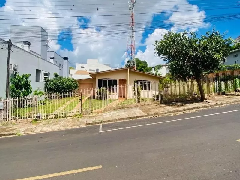 Terreno residencial ou comercial, com casa edificada,  localizada no Bairro  Bancários na cidade de Pato Branco-PR - Foto Principal