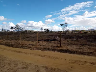 VENDO OU TROCO Sítio de 20 mil m² dentro de cond. fechado já com cerca, no Terra Estância das Ro - Foto 3