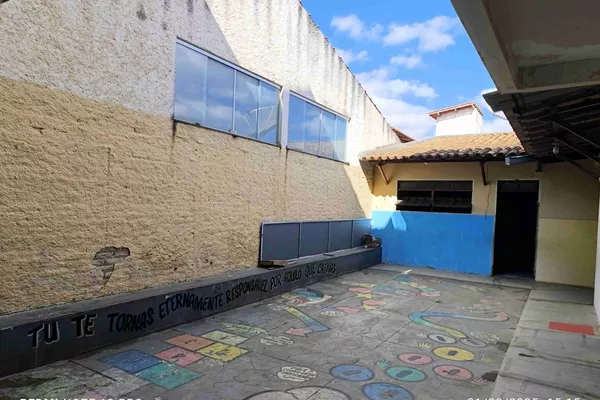 Conjunto comercial para locação com 6 salas, 3 banheiros, pátio grande no Alto Maron, Vitória da - Foto 2