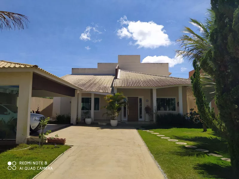 Casa Alto Padrão com 05 suítes, poço artesiano e energia solar em ótima localização no Bairro - Foto Principal