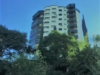 Apartamento Ed. Central Park, Alto Padrão, Linda vista para para toda a cidade, com área privativa de 201,54 m2 e área total de 275,15 m2; Apartamento com 03 suítes, sendo a suíte Master com Hidromassagem e closet e outra das suítes também com closet, Lav - Foto 2