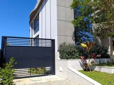 Casa de 2 pavimentos com 4 quartos sendo 3 suítes + dependência + espaço gourmet em condomínio f - Foto 6
