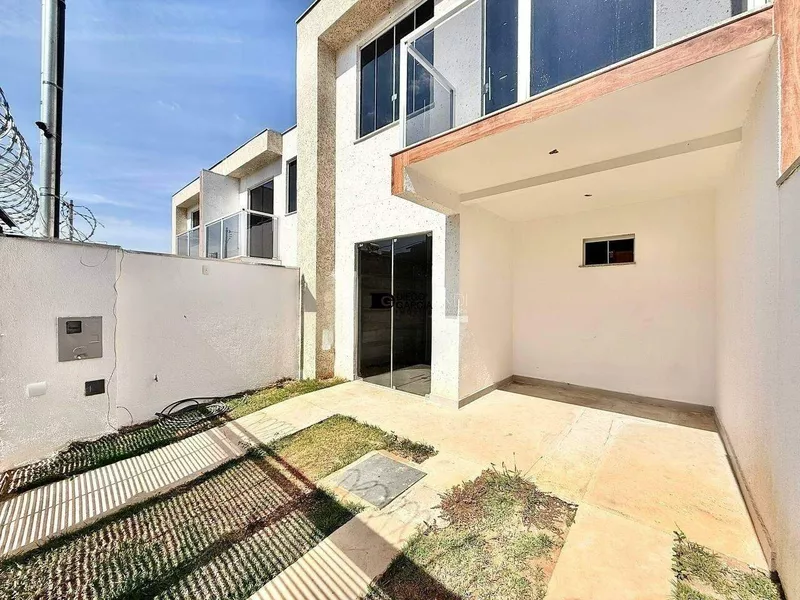 Casa Moderna com Excelente Distribuição e Quintal! - Foto Principal