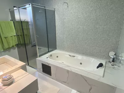 Linda Casa de 4 quartos sendo 3 suítes mais dependência completa e 4 vagas de garagem no Alphavill - Foto 25