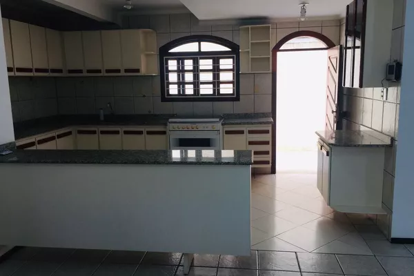 Casa bastante ampla com terreno de 320 m² e 327.80 m² de área construída em ótima localizaçã - Foto 6