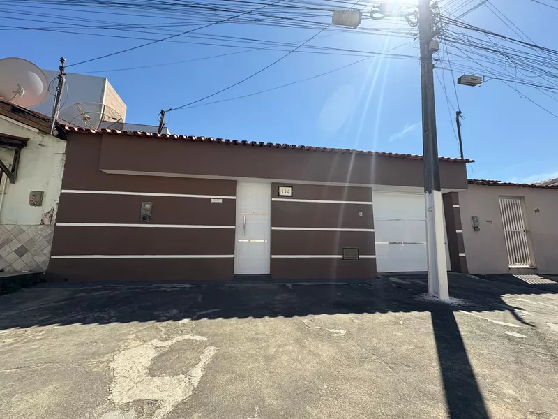 Casa térrea de 3 quartos sendo 1 suite com quintal grande no Ibirapuera, Vitória da Conquista Bahi - Foto Principal
