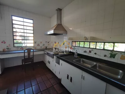 Casa à venda com 1.212 m², contendo quatro quartos, três salas, quatro banheiros e quatro vagas de garagem - Foto 5