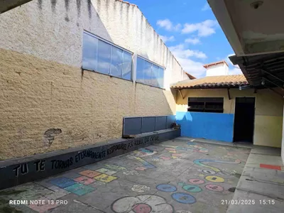 Conjunto comercial para locação com 6 salas, 3 banheiros, pátio grande no Alto Maron, Vitória da - Foto 2