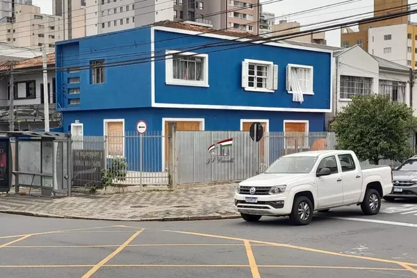 Sobrado para venda com 260m² de terreno no Centro de Curitiba - Foto 1