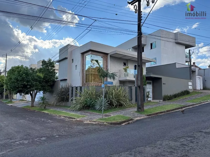Casa  com Piscina  no Bairro Aeroporto - Foto Principal