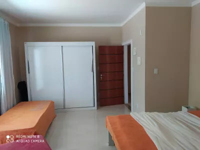 Casa Alto Padrão com 05 suítes, poço artesiano e energia solar em ótima localização no Bairro - Foto 23