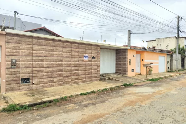 Casa Duplex (solta) com 5/4 sendo 1 suíte, com garagem para 4 carros no Bairro Felícia na região - Foto 3
