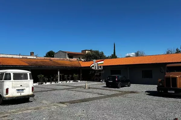 Loja comercial de esquina com 1210m² para alugar no Novo Mundo - Foto 4