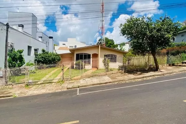 Terreno residencial ou comercial, com casa edificada,  localizada no Bairro  Bancários na cidade de Pato Branco-PR - Foto 1