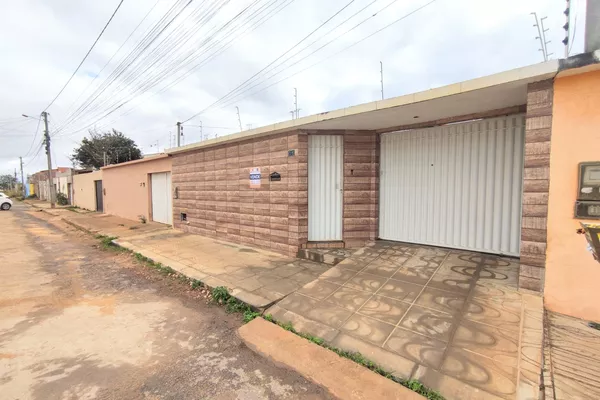 Casa Duplex (solta) com 5/4 sendo 1 suíte, com garagem para 4 carros no Bairro Felícia na região - Foto 2