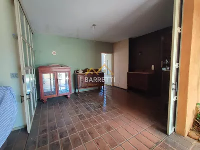 Casa à venda com 1.212 m², contendo quatro quartos, três salas, quatro banheiros e quatro vagas de garagem - Foto 3
