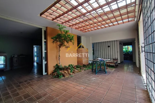 Casa à venda com 1.212 m², contendo quatro quartos, três salas, quatro banheiros e quatro vagas de garagem - Foto 2