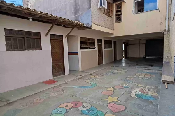 Conjunto comercial para locação com 6 salas, 3 banheiros, pátio grande no Alto Maron, Vitória da - Foto 4