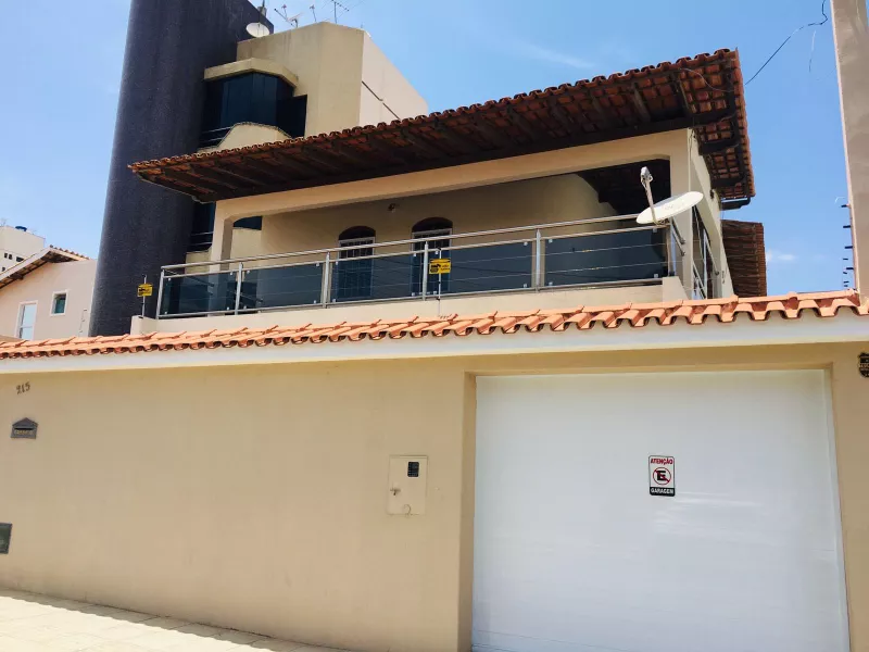 Casa bastante ampla com terreno de 320 m² e 327.80 m² de área construída em ótima localizaçã - Foto Principal