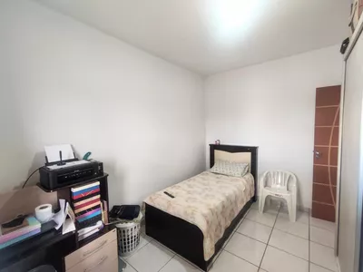 Casa Duplex (solta) com 5/4 sendo 1 suíte, com garagem para 4 carros no Bairro Felícia na região - Foto 20