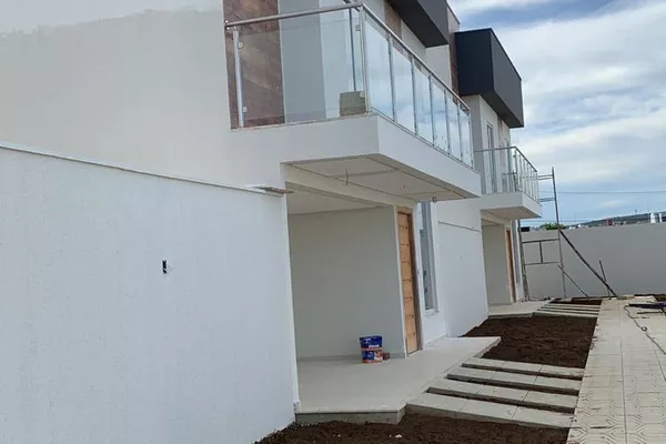 Casa duplex solta de 3 quartos sendo 2 suítes + piscina + espaço gourmet com churrasqueira à ven - Foto 2