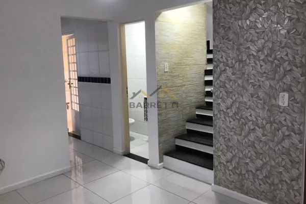 Sobrado à venda de 75m², com 2 quartos, 1 banheiro, 1 vaga de garagem e quintal, no Condomínio Vila Santa Clara - Foto 1