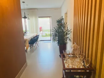 Linda Casa de 4 quartos sendo 3 suítes mais dependência completa e 4 vagas de garagem no Alphavill - Foto 9