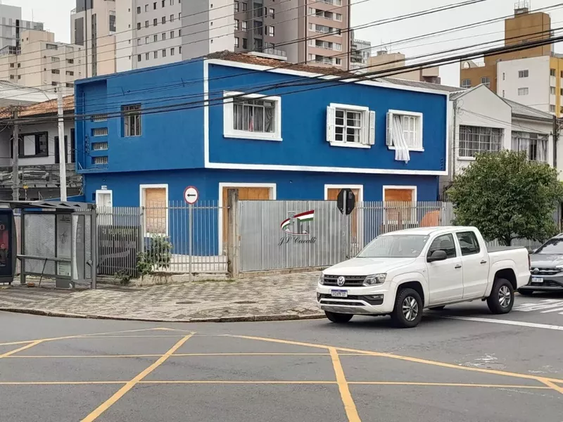 Sobrado para venda com 260m² de terreno no Centro de Curitiba - Foto Principal